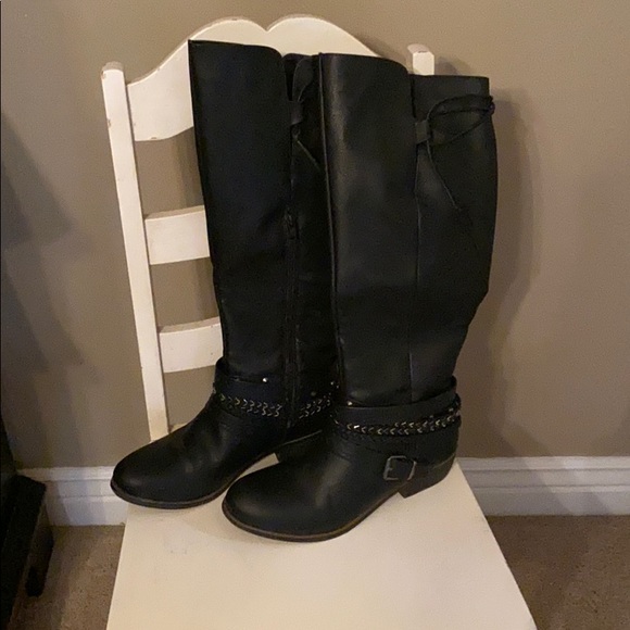 Boots - Picture 2 of 6